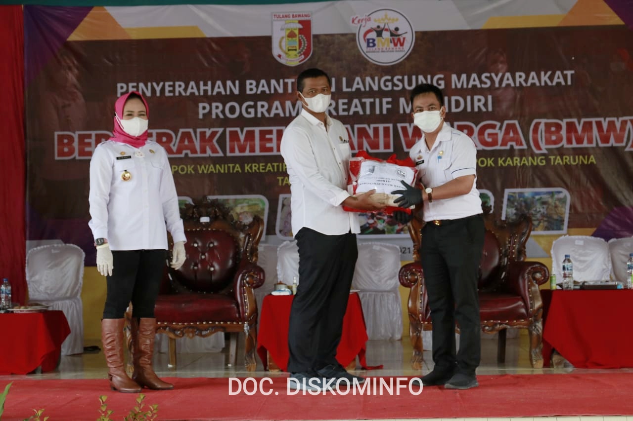 Bupati Winarti Serahkan Bantuan Program BMW di 15 Kecamatan Tulang Bawang