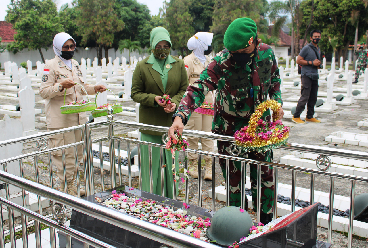 HUT Ke-74 Korem, Danrem 043/Gatam Brigjen TNI Drajad Brima Yoga Pimpin Ziarah