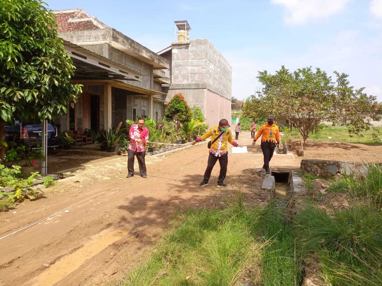 Bappeda dan PUTR Kota Metro Ukur Jalan Tanah di Iringmulyo