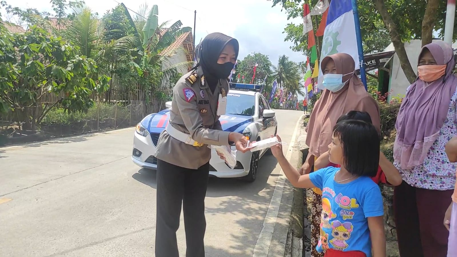 Sambut Kedatangan Presiden Joko Widodo, Polwan Lalulintas Bagikan Masker di Sekitar Bendungan Way Sekampung