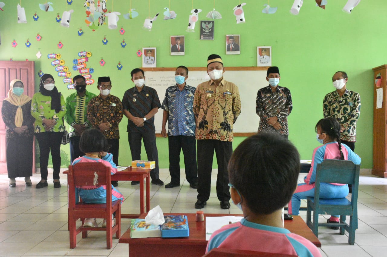 Bupati Lampung Timur Tinjau Simulasi Pembelajaran Tatap Muka