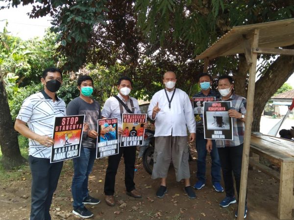 Viral Foto Polisi Bentangkan Poster Saat Kunjungan Jokowi Adalah Dokumen Petugas Saat Melakukan Pengamanan Rencana Unjukrasa