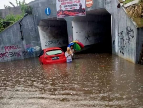 Langganan Banjir, Underpass Rel Kereta Api Hanoman Tergenang Air Keruh dan Sampah