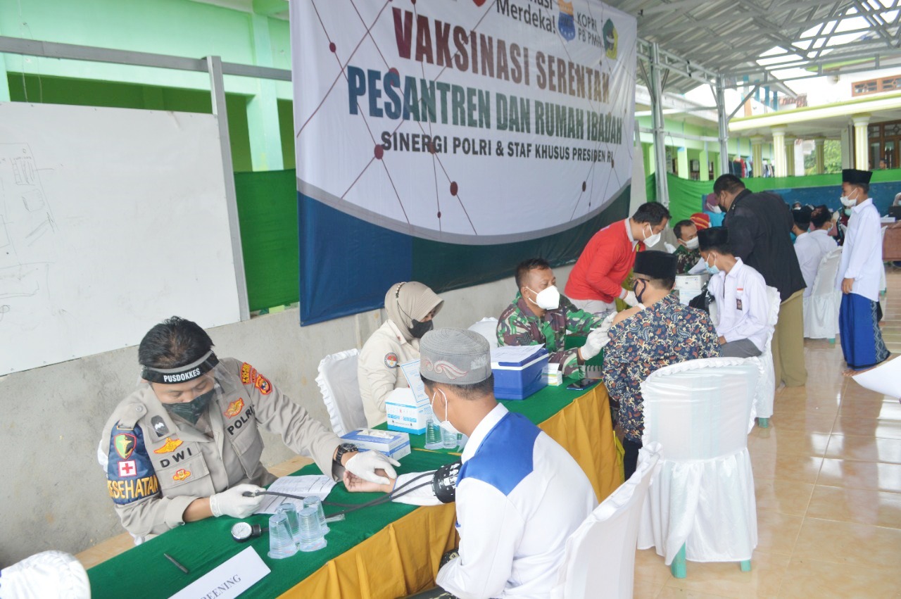 Polres Tulang Bawang Gelar Vaksinasi Merdeka Serentak di Tiga Ponpes, Berikut Targetnya
