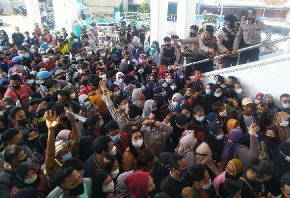 Ribuan Warga Berkerumun Berebut Daftar Vaksin Merdeka di Masjid Al-Furqon, Ada Yang Kecewa Tak Kebagian