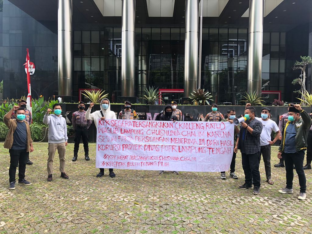 Tuntut Proses Hukum Korupsi Chusnuni Chalim, Massa Bentangkan Spanduk di Depan Gedung KPK