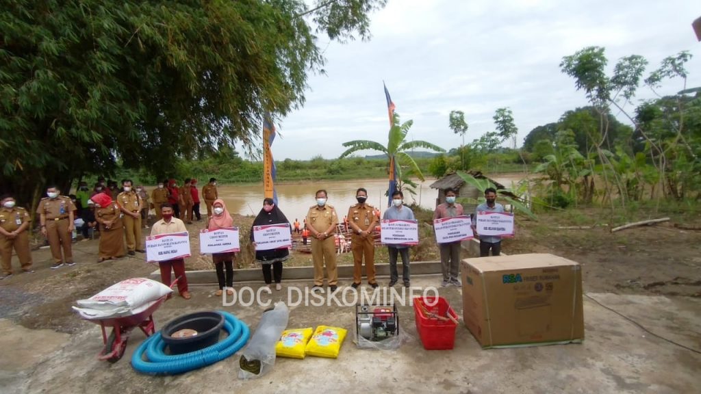Bupati Winarti Serahkan Kolam Percontohan Ikan Patin ke Masyarakat Tulang Bawang