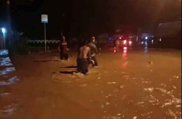 Banjir Luapan Way Liwok di Wonosobo Jalinbar Macet Total hingga 5 Jam