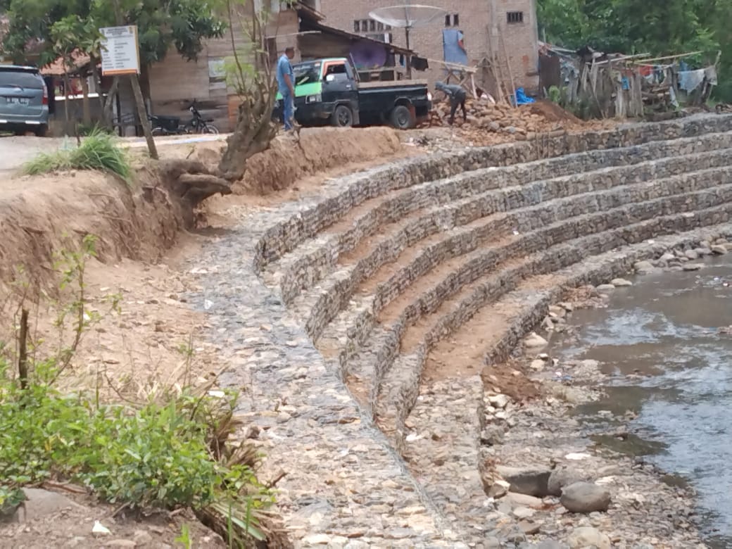 Rehabilitasi Saluran Sungai Way Rantau Tijang Diduga Asal Jadi dan Tak Sesuai Spesifikasi