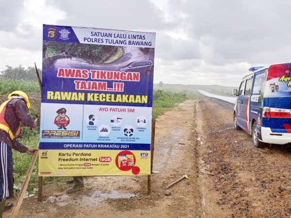 Respon Cepat Jalur Rawan Kecelakaan Satlantas Polres Tulang Bawang Pasang Dua Banner Imbauan di Jalan Lintas PT BNIL
