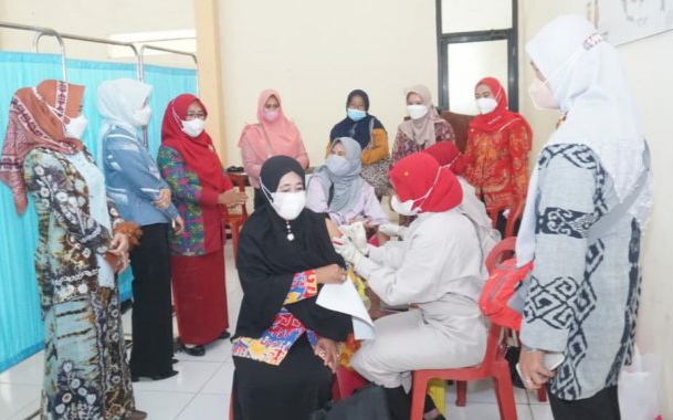 Ketua TP PKK Lamsel Tinjau Pelaksanaan Vaksinasi Covid-19 Bagi Tenaga Pendidik PAUD di Penengahan