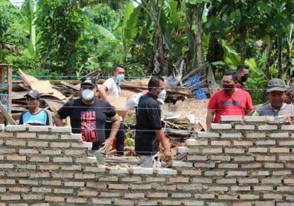 Bupati Nanang Ermanto Kembali Bedah Rumah Warga Kalianda dan Sidomulyo