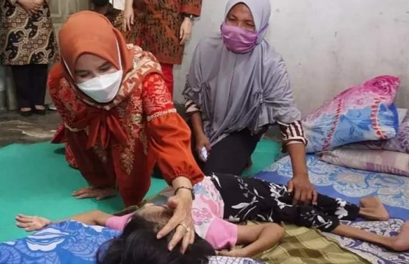 Ketua TP PKK Lamsel Kunjungi Penderita Kongenital dan Janda Jompo di Jati Agung