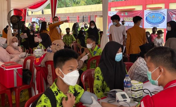 Kolaborasi Gemura dan Polri, Ribuan Warga Bandar Lampung Terima Vaksin