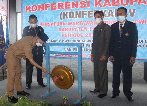 Buka Konferkab V PWI Pringsewu Sujadi Ajak Wartawan Lebih Baik