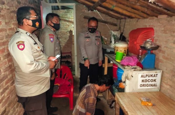 Ubay Bunuh Ayahnya Lalu Gantung di Dapur Karena Bingung Soal Uang Titipan