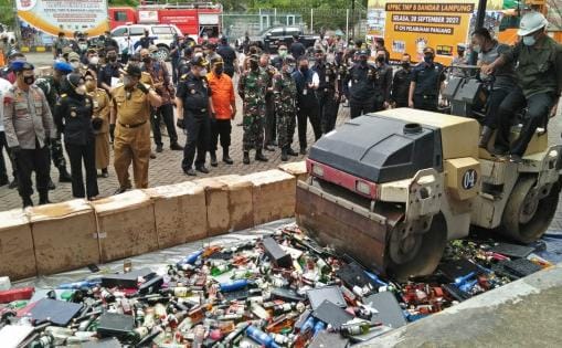 Disaksikan Gubernur, Bea Cukai Musnahkan Barang Ilegal, dari Rokok Miras Hingga Viblator Senilai Puluhan Miliar