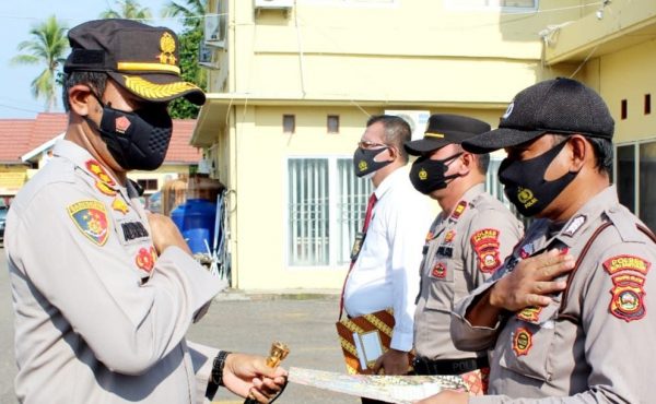 Apel Mingguan, Kapolres Muba Berikan Penghargaan ke Anggota Polres dan Polsek Jajaran