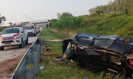 Pecah Ban di Tol Terpeka Mobil Avanza Hitam Terbang Keluar Tol Empat Orang Tewas Termasuk Istri Perangkat Desa