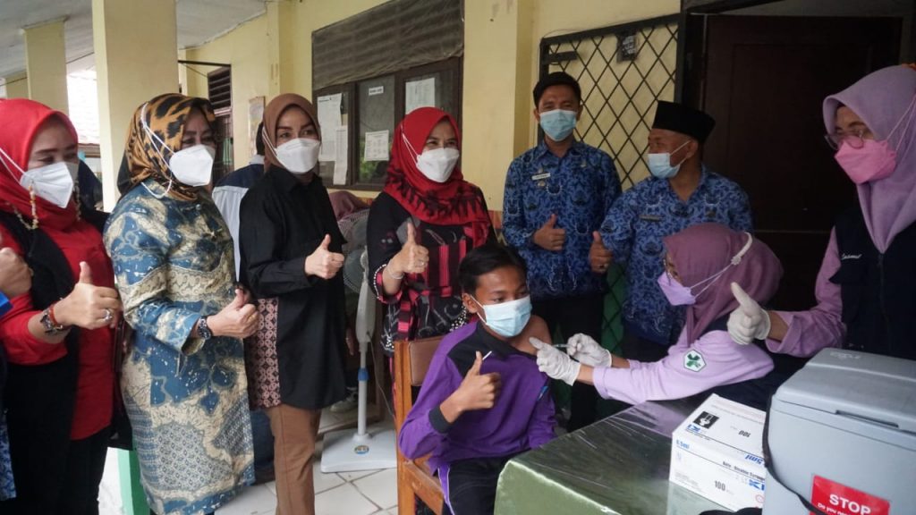 Duta Vaksin Lamsel Pantau Vaksinasi Covid-19 Bagi Pelajar di Jati Agung