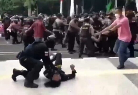 Unjukrasa Mahasiswa di Tangerang Ricuh, Satu Mahasiswa Sempat Dibanting Petugas
