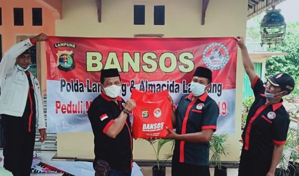 Amanah Polda Lampung, LSM Almacida Berikan Bantuan Kepada Warga Terdampak Pandemi Covid -19