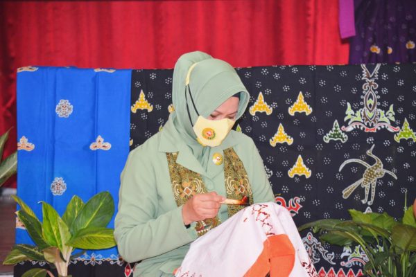 Peringati Hari Batik, Ny. Epie Drajad Brima Yoga Membatik Bersama