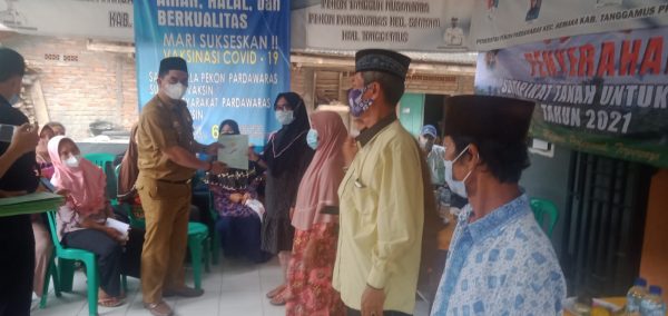Puluhan Warga Pekon Padawaras Terima Sertifikat Pendaftaran Tanah