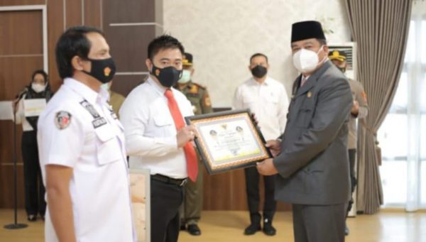 Bupati Musa Ahmad Beri Penghargaan untuk Anggota Reskrim Polda Lampung dan Polres Lampung Tengah