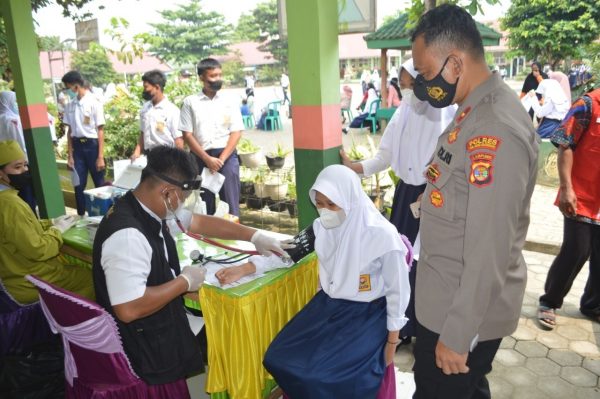 Polres Tulang Bawang Vaksinasi Ratusan Pelajar di Dua Lokasi Berbeda