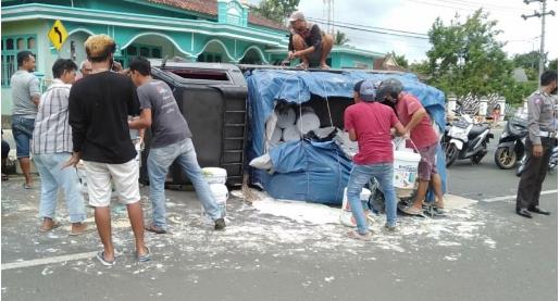 Ngantuk, Sopir Mobil Muatan Cat Tabrak Trotoar Jalan
