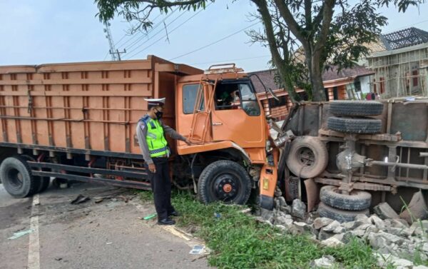 Ngantuk, Truck Fuso Seruduk Truck Colt Diesel Parkir di Jalan Lintas Timur