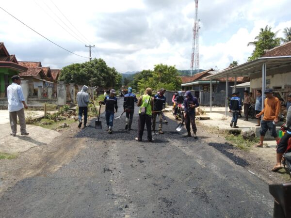 Tak Berkualitas Warga Desa Tanjung Kerta Stop Pekerjaan Hotmix Ruas Jalan Kedondong-Pardasuka
