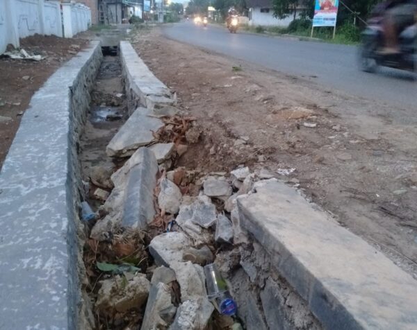 Baru Satu Bulan Dibangun Proyek Drainase Provinsi di Depan Kantor Camat Metro Kibang Sudah Rontok
