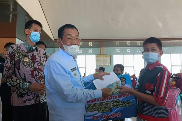 Bupati Saply TH Bagikan Bansos ke Masyarakat Rawajitu Utara
