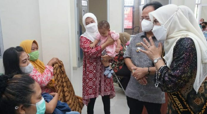 Duta Vaksin Lamsel Tinjau Vaksinasi Covid-19 di RS Bob Bazar