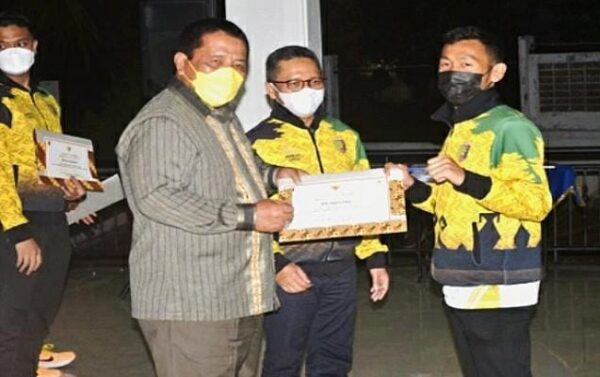 Arinal Serahkan Bonus Atlet Juara PON 2020