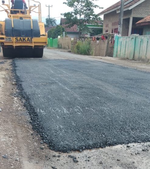 Sebagian Warga Angkat Bicara Persoalan Rehabilitasi Hotmix Jalan Kedondong Pardasuka yang Dikerjakan Asal