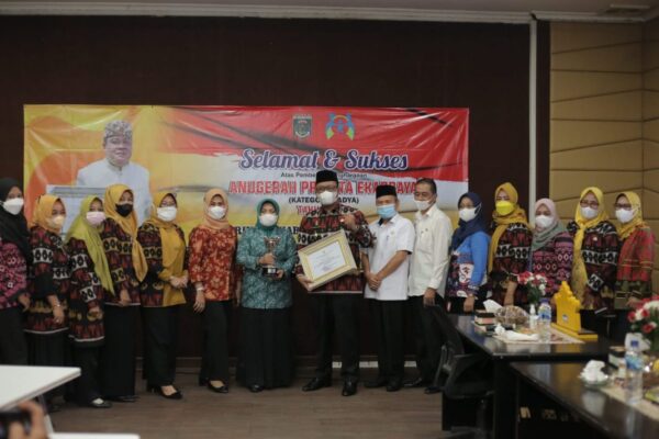 Bupati Lampung Tengah Raih Anugerah Parahita Ekapraya 2021