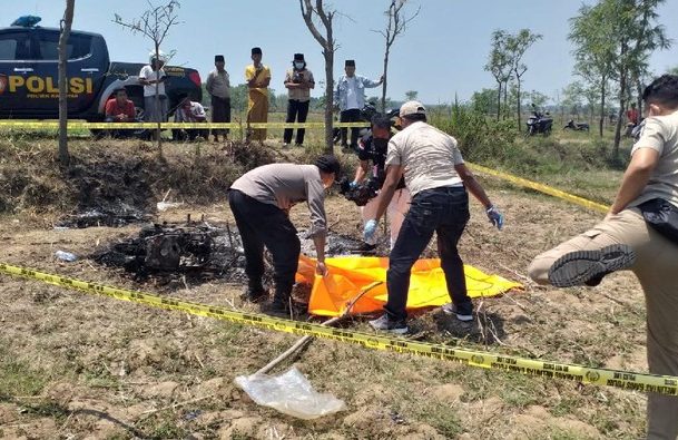 Diduga Pencuri Motor Pria Paruh Baya Hangus Dibakar Massa Bersama Motornya