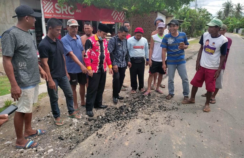 Kesal Jalan Rusak, Warga Desa Mandah Kecamatan Natar Minta Truk Fuso PT BLJ Putar Balik