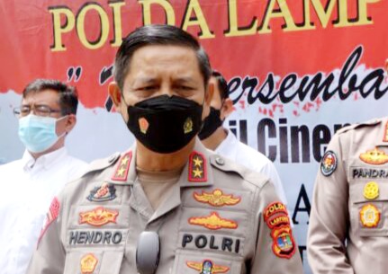 Kapolda Lampung Hibur Yatim Piatu Korban Covid-19 di Pantai Pulau Haru