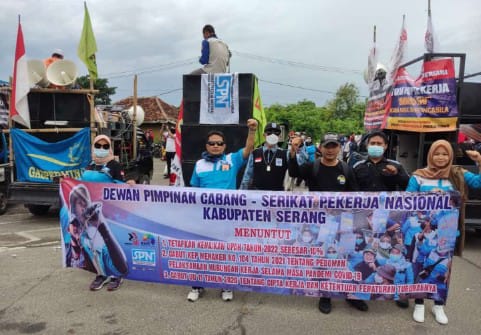 Tuntut Kenaikan Upah Tahun 2022 Aliansi Buruh Banten Bersatu Datangi Kantor Gubernur Banten