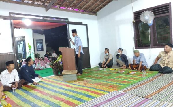 Warga Kelurahan Rajabasa Jaya Maulid Nabi Muhammad SAW Dengan Prokes