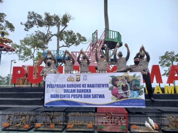 Peringati Hari Cinta Puspa dan Satwa Dirlantas Polda Lampung Lepas 500 Ekor Burung