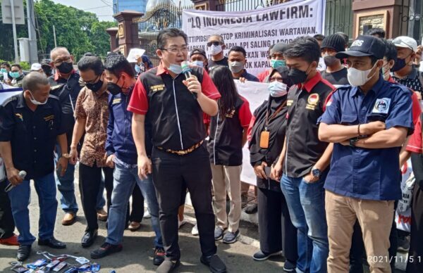 Puluhan Wartawan dan Advokat LQ Indonesia Lawfirm Unjukrasa di Mabes Polri