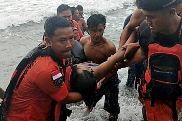 Berenang Saat Hujan dan Air Pasang di Pantai Terbaya Dua Remaja Terseret Ombak Satu Selamat Satu Hilang