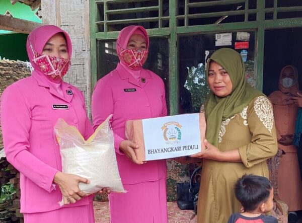 Bhayangkari Ranting Polsek Sidomulyo Giat Peduli Bencana
