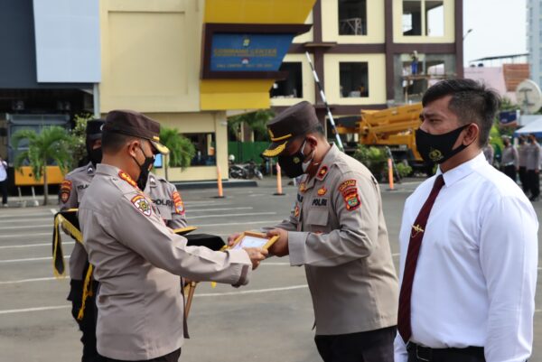 Kasat Narkoba Kompol Zainul dan Kapolsek TbS Terima Penghargaan dari Kapolresta