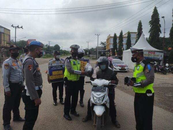 Opersai Zebra Lantas Mesuji Bagikan Helm, Masker dan Himbauan Prokes